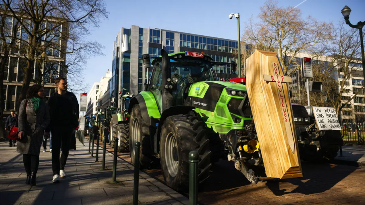 Κοπάζουν οι διαμαρτυρίες των αγροτών στην Ευρώπη